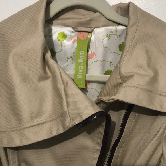 Pretty trench coat - Picture 2 of 8